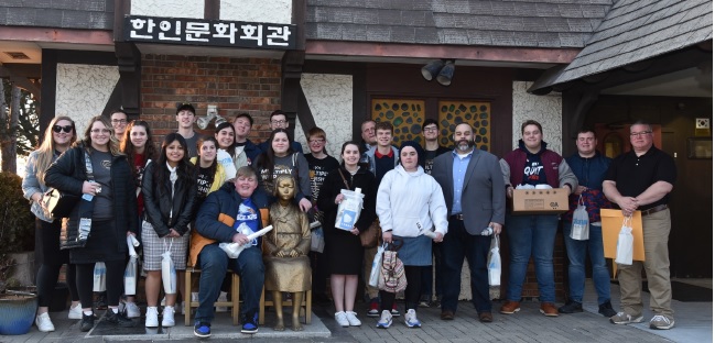 임마누엘고교학생 문화회관 방문 소녀상과 기념촬영 2022 0403.jpg