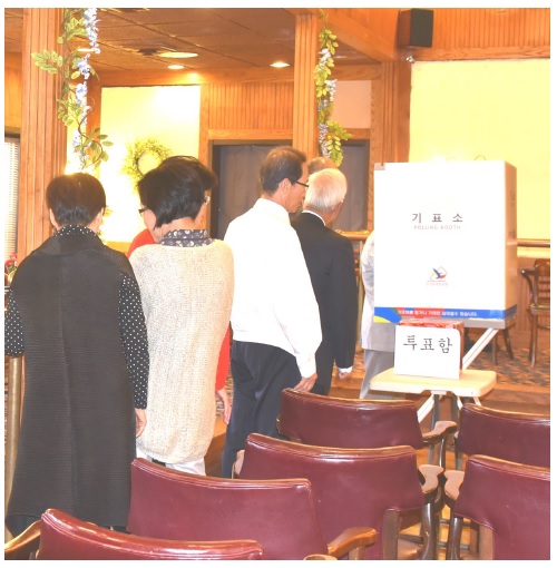 제37대 한인회장 선거 투표 장면.jpg