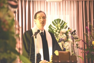 주광우 목사-입관예배 주관.jpg