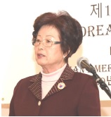 17회 미주 한인회날 기념식 인사하는 박선영회장.jpg